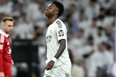 Vini Jr faz careta enquanto é substituído por Xabi Alonso em Real Madrid x Sevilla