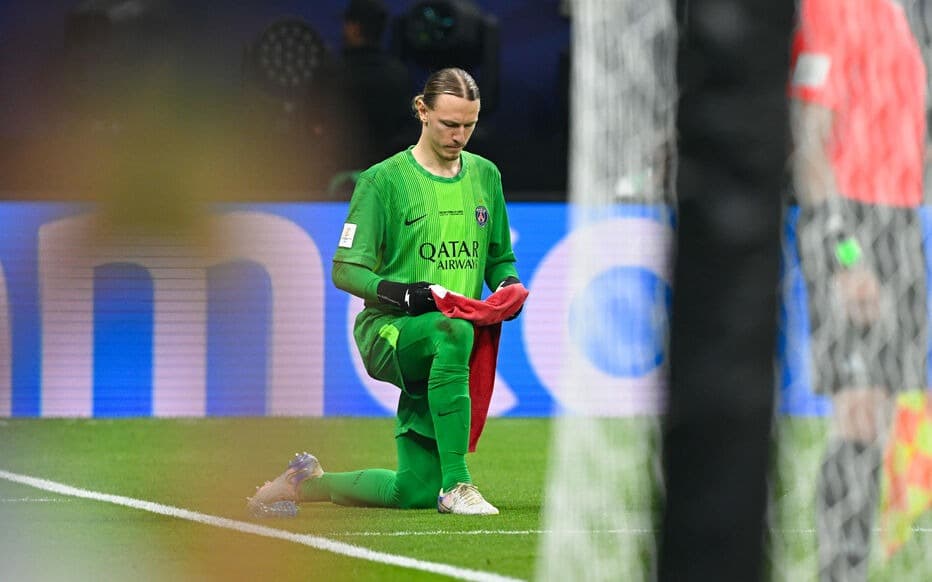 Matvey Safonov recorreu à sua misteriosa toalha durante a disputa de pênaltis.