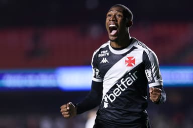 Rayan, que foi muito elogiado por Fernando Diniz após jogo contra o Fluminense, comemora gol do Vasco contra o São Paulo