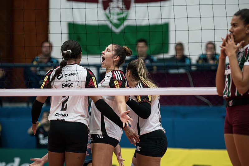 Karina comemora ponto do Sesc Flamengo com o resto do time; Lais, do Fluminense, faz expressão de "choque"