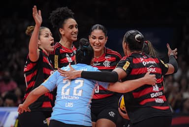 Jogadoras do Sesc Flamengo comemoram ponto