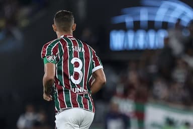 Thiago Silva, de costas, vestindo a camisa 3 do Fluminense