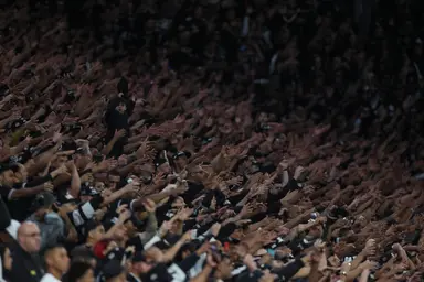 Torcedores do Corinthians vibram com o time durante uma partida do Brasileirão 2025 entre Corinthians e São Paulo, na Arena Neo Química, em 20 de novembro de 2025, em São Paulo, Brasil.
