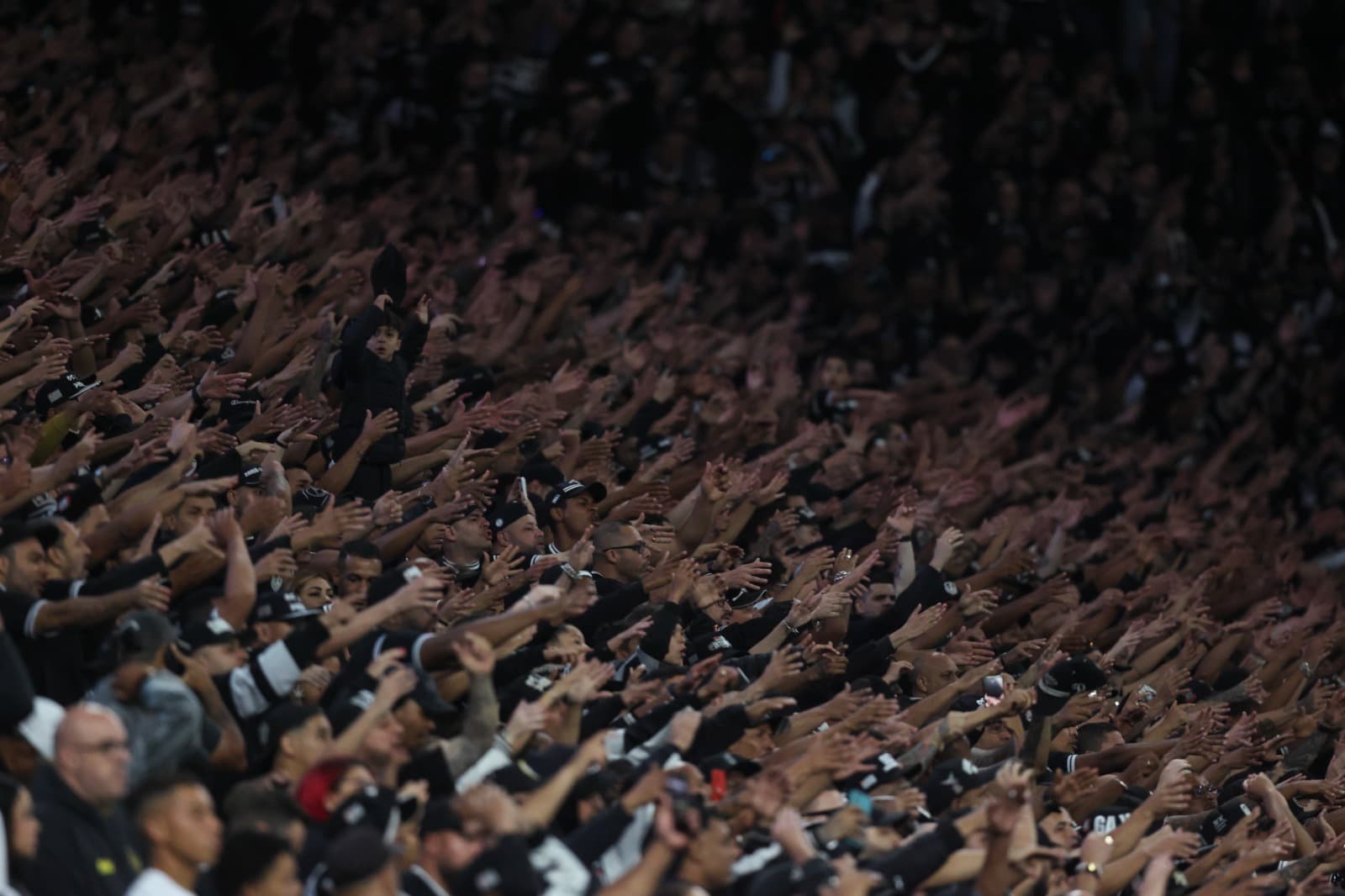 Torcedores do Corinthians vibram com o time durante uma partida do Brasileirão 2025 entre Corinthians e São Paulo, na Arena Neo Química, em 20 de novembro de 2025, em São Paulo, Brasil.