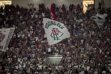 Torcida do Fluminense no Maracanã durante jogo contra o São Paulo pelo Brasileirão. Na imagem há uma bandeira da torcida organizada Young Flu.