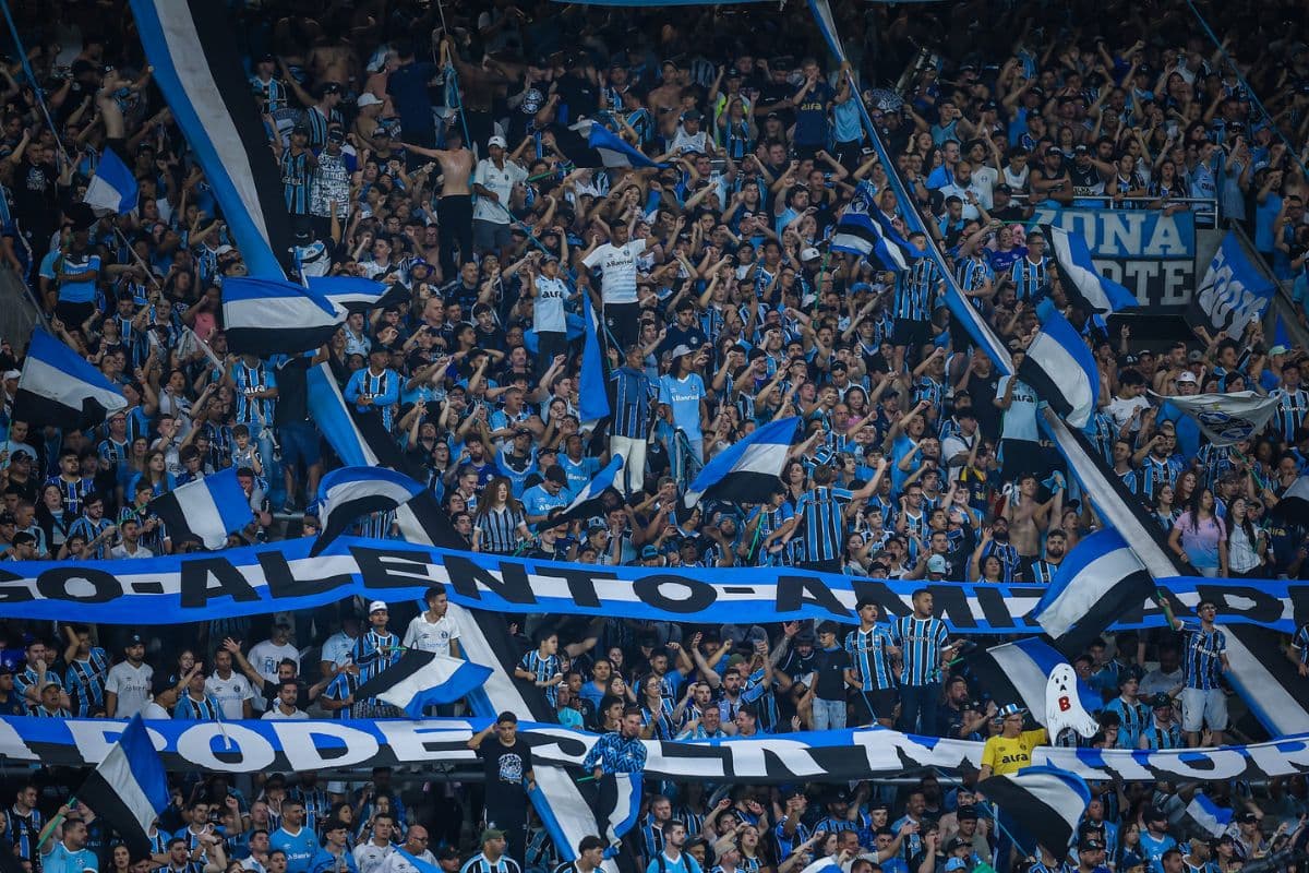 Torcida do Grêmio na Arena em jogo contra o Palmeiras pelo Campeonato Brasileiro 2025