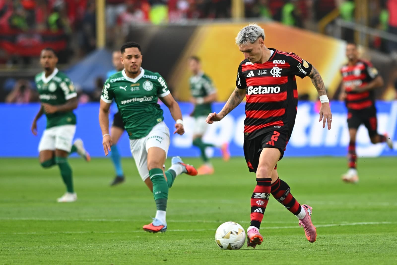 Guillermo Varela, do Flamengo, controla a bola durante a final da Copa CONMEBOL Libertadores de 2025 entre Palmeiras e Flamengo, no Estádio Monumental, em 29 de novembro de 2025, em Lima, Peru.