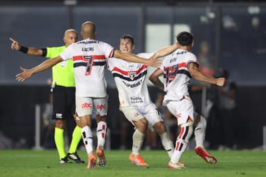 São Paulo comemora gol pelo Brasileirão