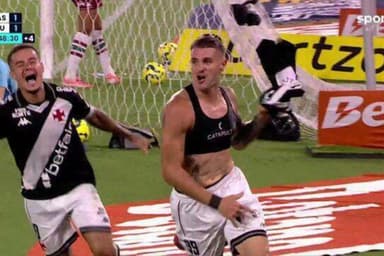 Vegetti, atacante do Vasco, comemorando gol da virada sobre o Fluminense no jogo de ida da semifinal da Copa do Brasil