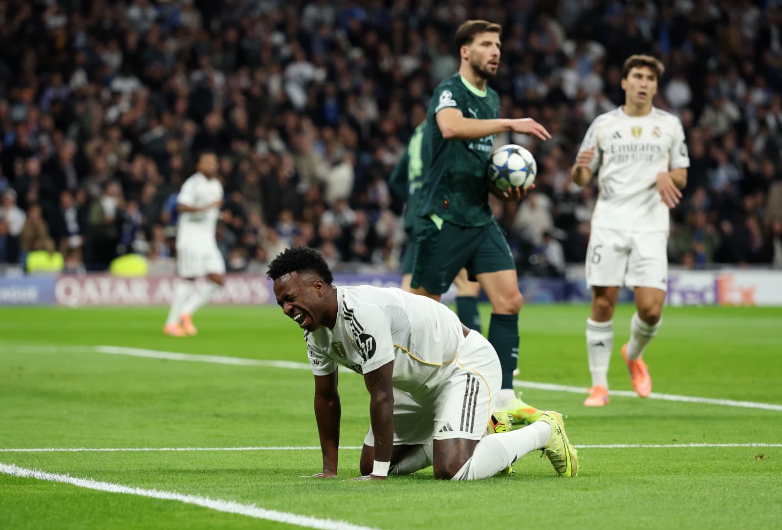 Vinicius Junior, do Real Madrid, reage após uma oportunidade perdida durante a partida da 6ª rodada da fase de grupos da Liga dos Campeões da UEFA 2025/26 entre Real Madrid C.F. e Manchester City, no Estádio Santiago Bernabéu, em 10 de dezembro de 2025, e