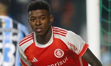 Vitão comemora gol pelo Internacional sobre o Grêmio