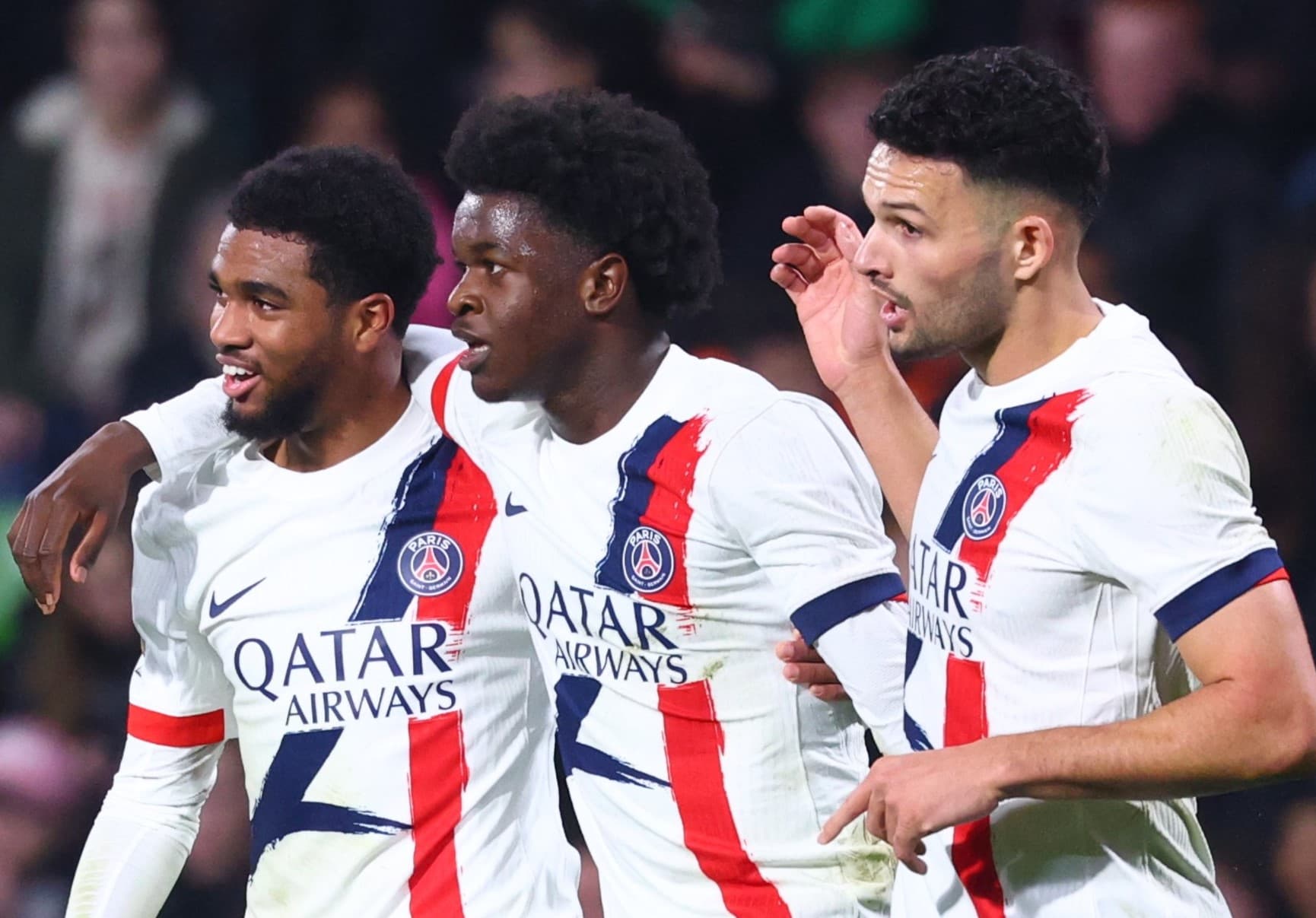 Jogadores do PSG comemoram gol sobre o Metz