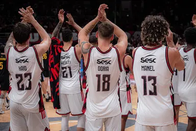 Time do FlaBasquete aplaude torcida do Flamengo no Maracanãzinho