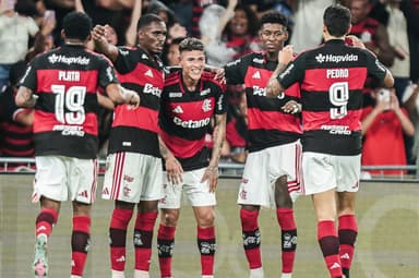 Carrascal comemora gol com companheiros de Flamengo