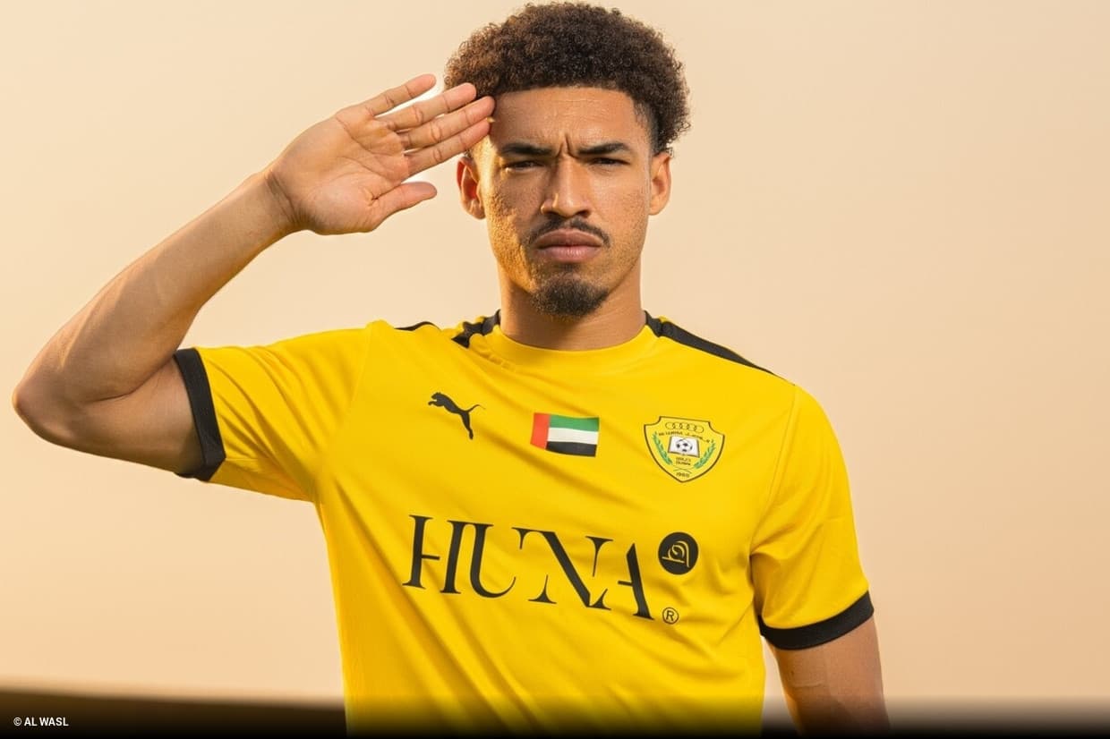 Adryelson posa batendo continência (sua comemoração característica) em apresentação oficial no Al-Wasl; zagueiro é desejo do Palmeiras