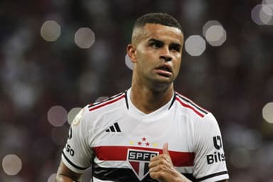 Alisson, volante que trocará São Paulo pelo Corinthians