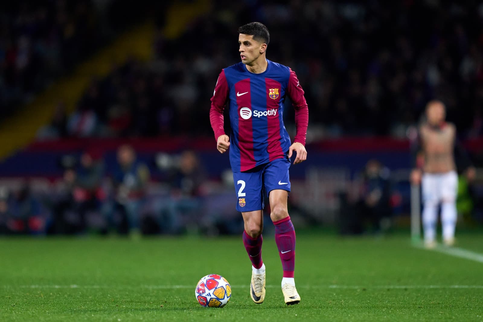 João Cancelo, do FC Barcelona, corre com a bola durante a segunda mão das oitavas de final da UEFA Champions League 2023/24 entre FC Barcelona e SSC Napoli, no Estadi Olimpic Lluis Companys, em 12 de março de 2024, em Barcelona, Espanha.