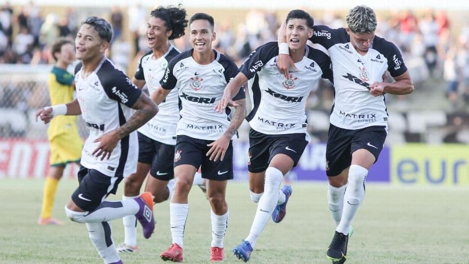 Jogadores do Corinthians comemoram o gol marcado contra o XV de Jaú, na terceira rodada da fase de grupos da Copinha 2026