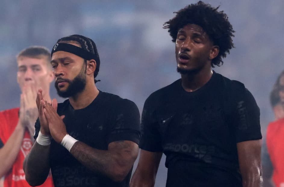 Memphis Depay e Talles Magno, Jogadores do Corinthians demonstram abatimento após derrota para o Racing Club na Copa Sul-Americana de 2024.