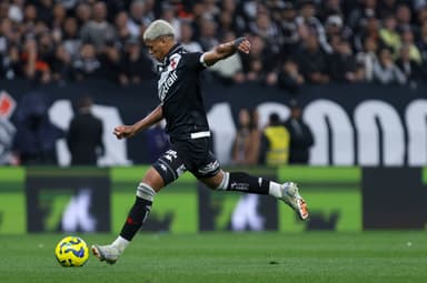 Cauan Barros preparando chute na final da Copa do Brasil