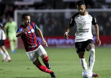 Everton Ribeiro marca Raniele durante Corinthians x Bahia