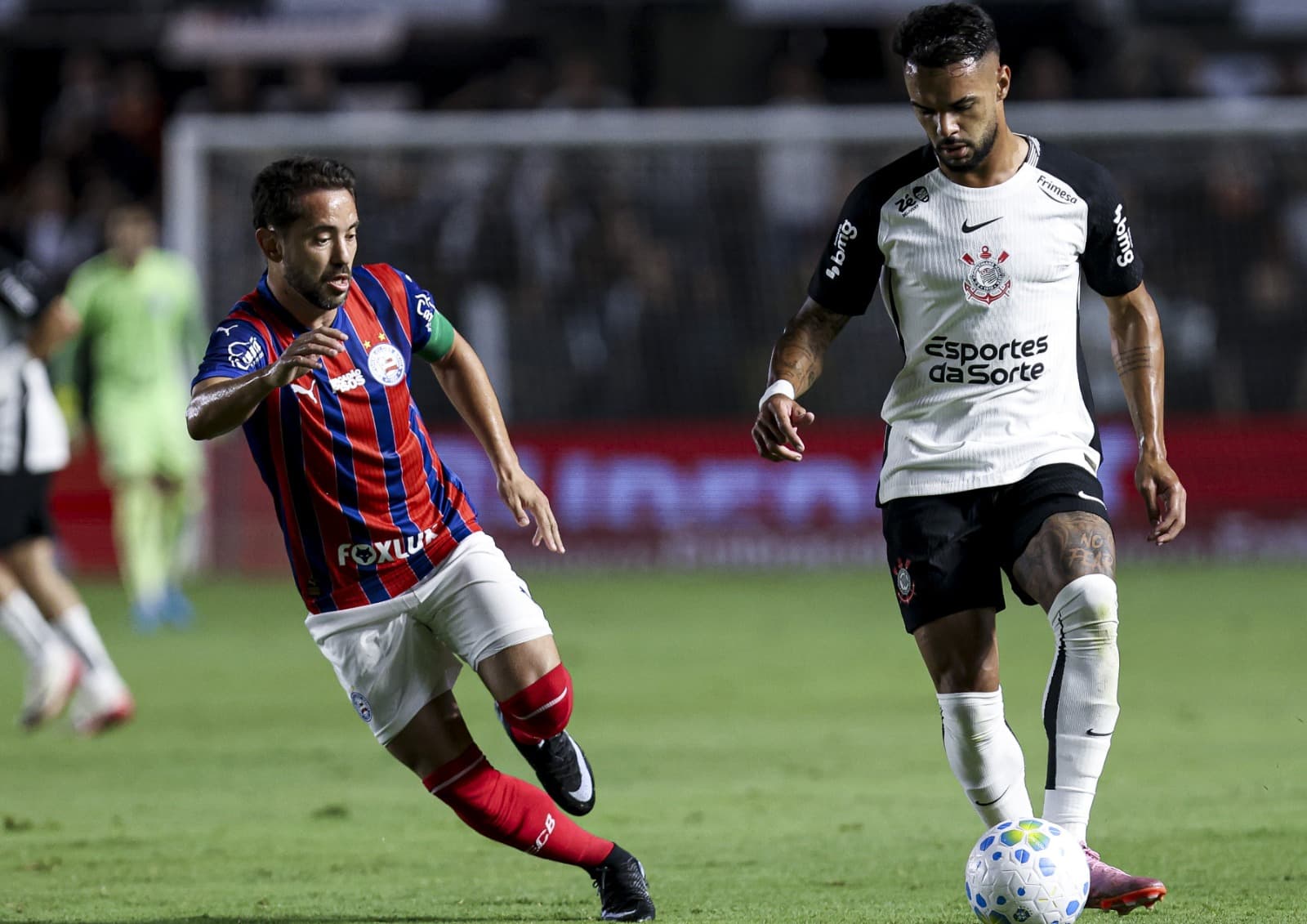 Everton Ribeiro marca Raniele durante Corinthians x Bahia