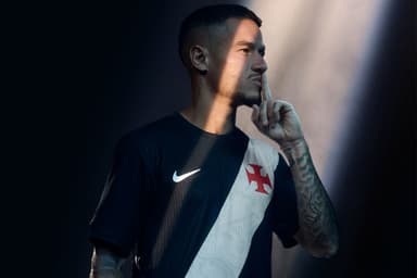 Coutinho com o novo uniforme do Vasco