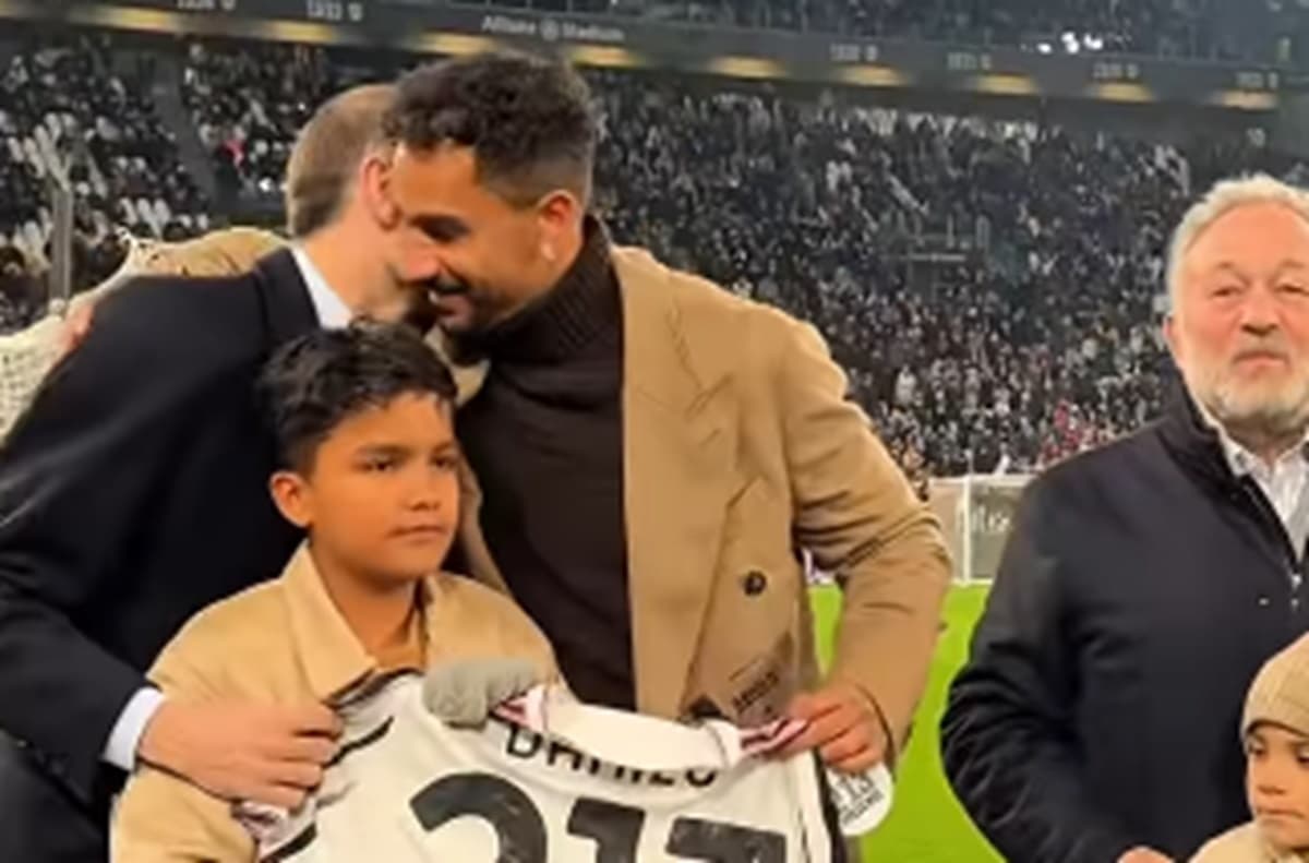 Danilo, do Flamengo, recebe homenagem na Juventus