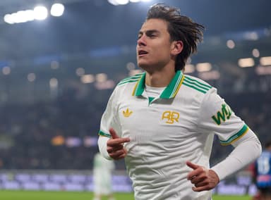 Paulo Dybala, da AS Roma, observa durante a partida da Série A entre Atalanta BC e AS Roma na New Balance Arena, em 3 de janeiro de 2026, em Bergamo, Itália.