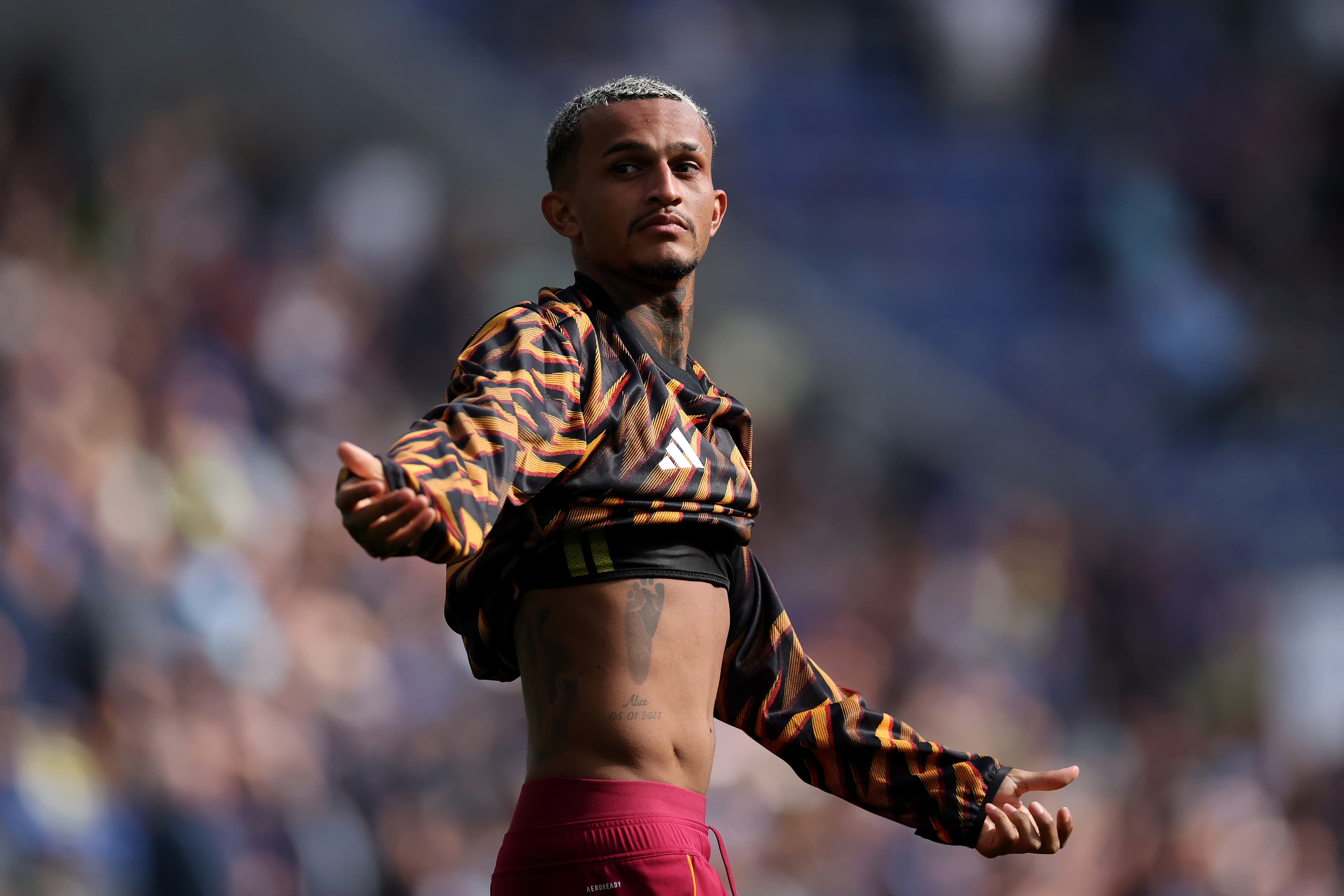 Wesley em pré-jogo da Roma