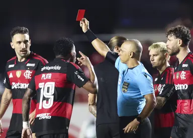 Ortiz, Plata, Varela e Léo Pereira reclamam com Wilton Pereira Sampaio enquanto árbitro mostra vermelho para Jorginho
