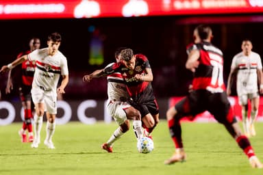 Flamengo cai diante do São Paulo