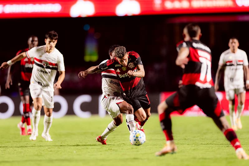 Flamengo cai diante do São Paulo