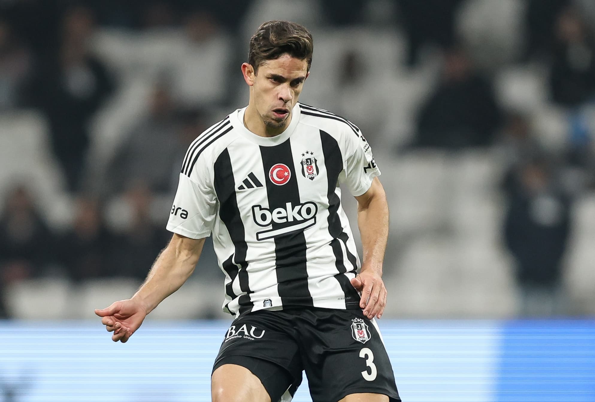 Gabriel Paulista, torcedor do Corinthians, em ação durante partida do Besiktas, clube com quem acabou de rescindir o contrato