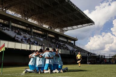Time do Grêmio comemora goleada contra o Galvez-AC na Copinha 2026
