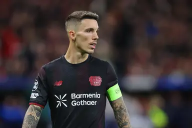 Alex Grimaldo, do Bayer 04 Leverkusen, reage durante a partida da 3ª rodada da fase de grupos da Liga dos Campeões da UEFA 2025/26 entre Bayer 04 Leverkusen e Paris Saint-Germain, na BayArena, em 21 de outubro de 2025, em Leverkusen, Alemanha.