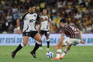 Hulk do Atlético Mineiro compete pela bola com Martinelli do Fluminense durante a partida entre Fluminense e Atlético Mineiro como parte do Brasileirao 2025 no Estádio do Maracanã em 4 de outubro de 2025 no Rio de Janeiro, Brasil.