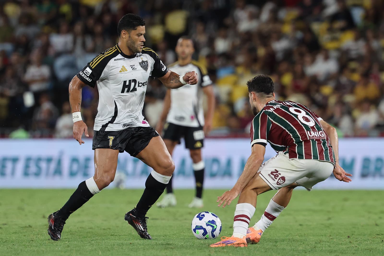 Hulk do Atlético Mineiro compete pela bola com Martinelli do Fluminense durante a partida entre Fluminense e Atlético Mineiro como parte do Brasileirao 2025 no Estádio do Maracanã em 4 de outubro de 2025 no Rio de Janeiro, Brasil.