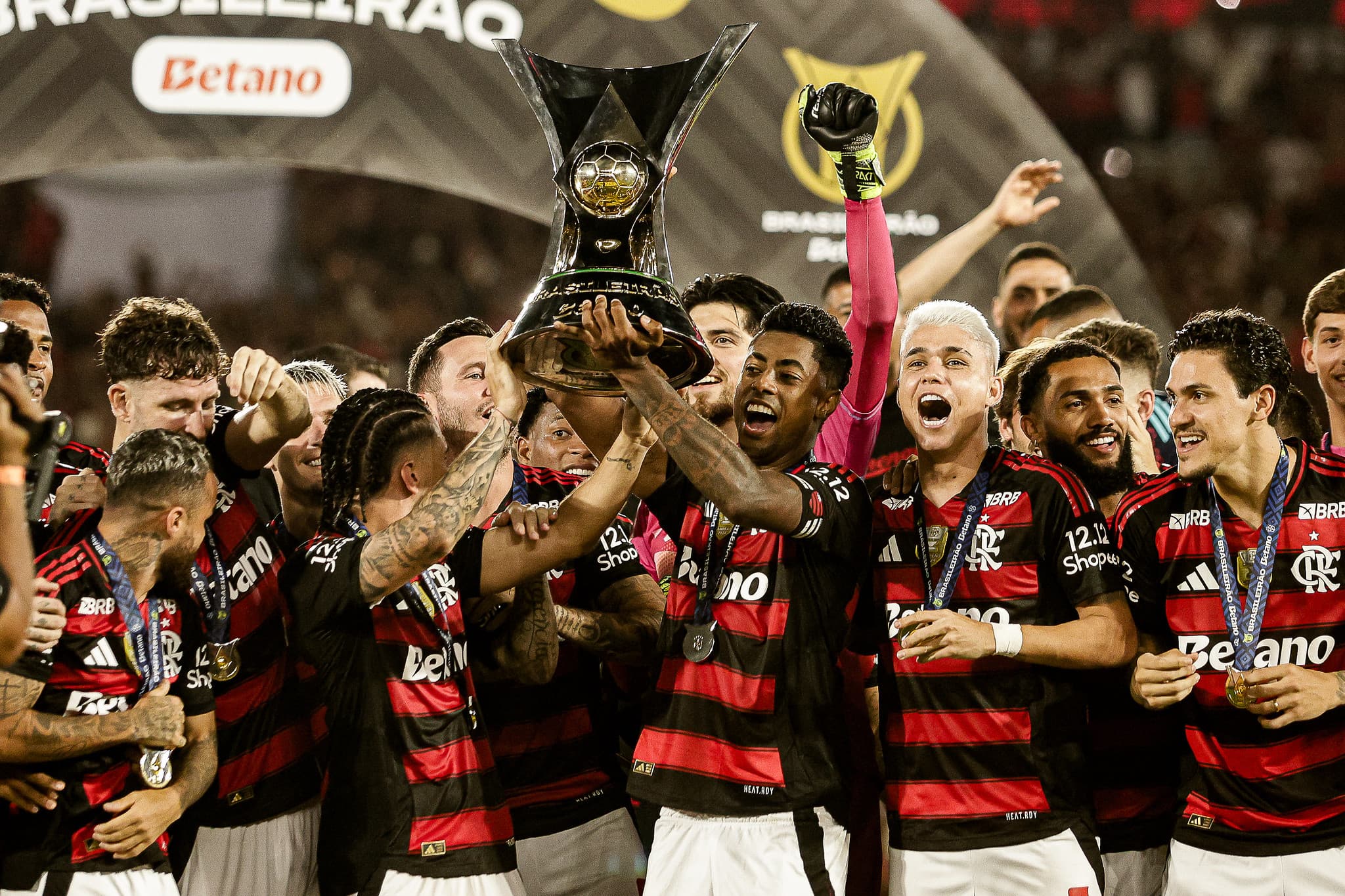 Jogadores do Flamengo erguem troféu do Brasileirão 2025
