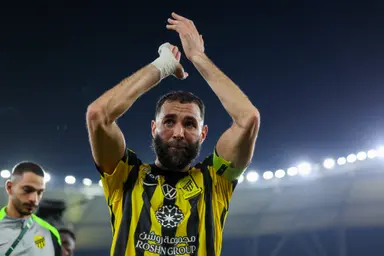 Karim Benzema, do Al Ittihad, aplaude e comemora no gramado após vitória sobre o Al Shabab pela Copa do Rei Saudita, em Jeddah, em 29/11/2025.