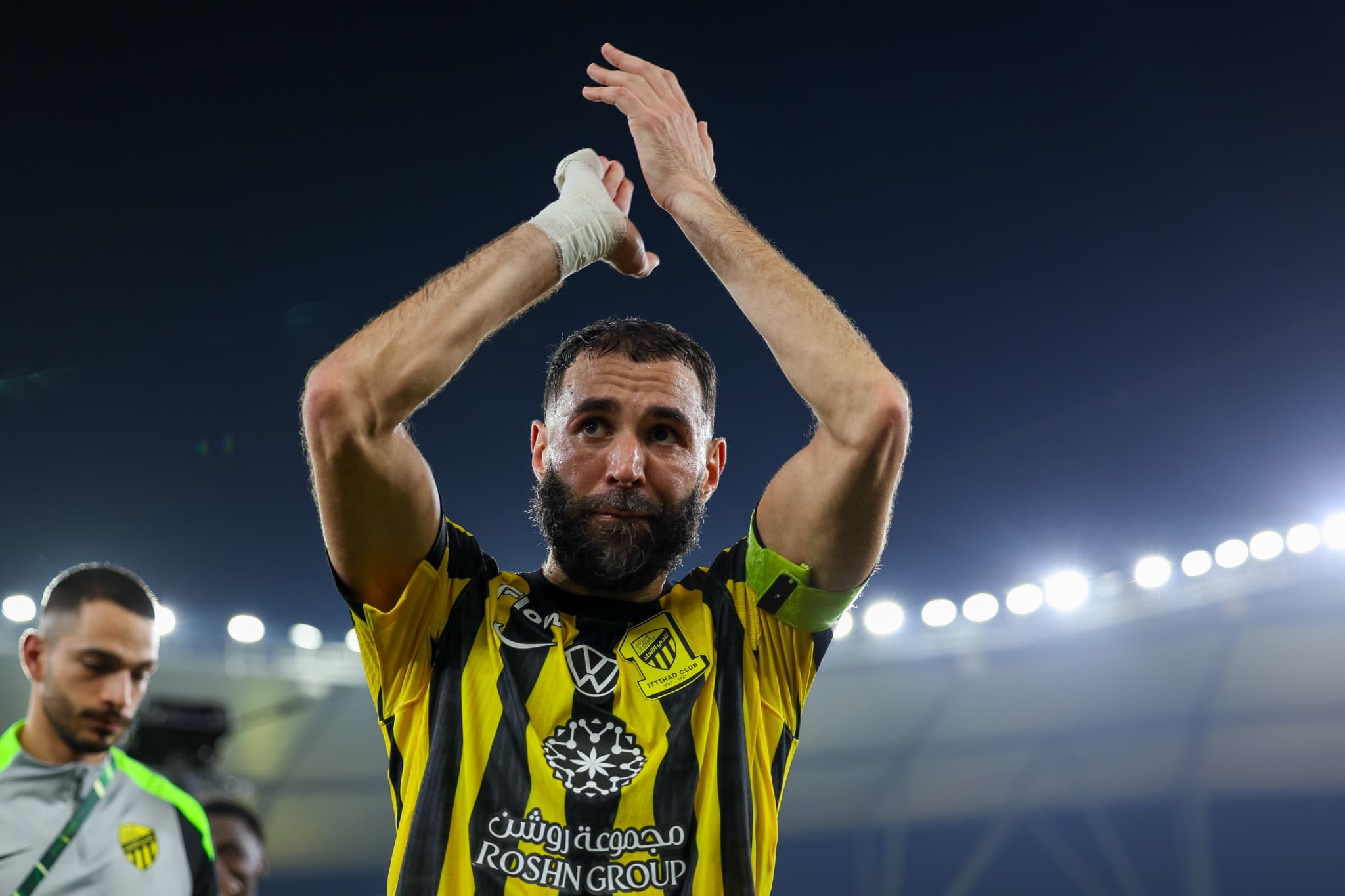 Karim Benzema, do Al Ittihad, aplaude e comemora no gramado após vitória sobre o Al Shabab pela Copa do Rei Saudita, em Jeddah, em 29/11/2025.