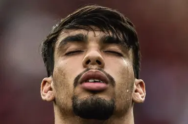 Lucas Paquetá emocionado em jogo pelo Flamengo com olhos fechados e lágrima escorrendo pelo rosto