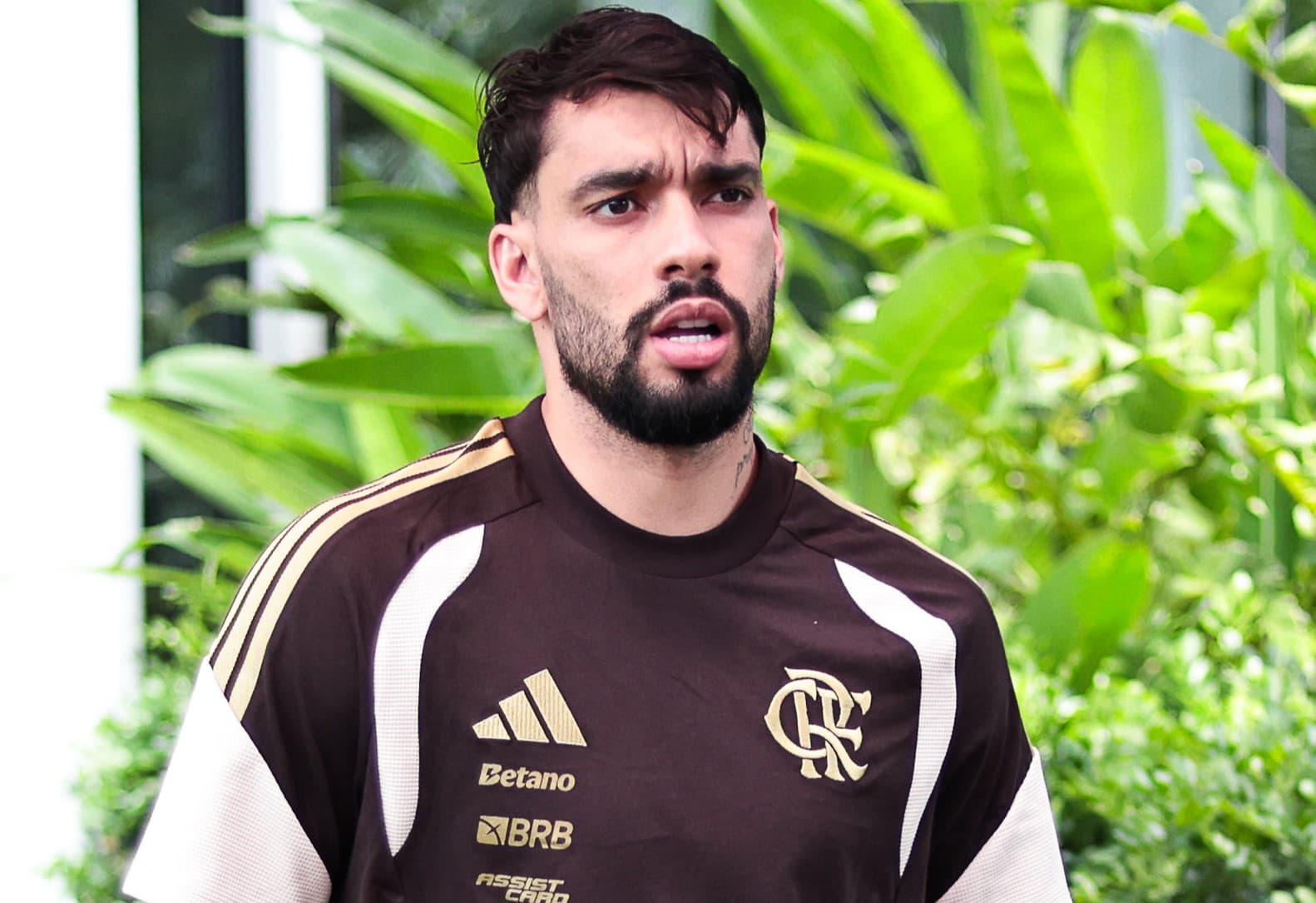 Lucas Paquetá no embarque do Flamengo para Brasília