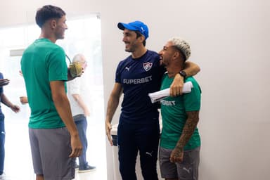 Luis Zubeldia é recebido por jogadores do Fluminense após realizar cirurgia