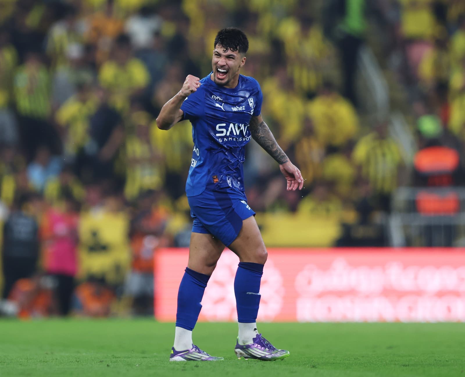 Marcos Leonardo, do Al Hilal, comemora o segundo gol de sua equipe durante a partida da Liga Profissional Saudita entre Al Ittihad e Al Hilal, no Estádio Rei Abdullah, em Jeddah, Arábia Saudita, em 24 de outubro de 2025.