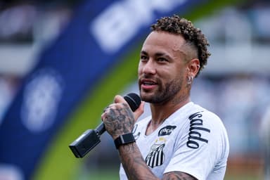Neymar Junior, do Santos, conversa com seus torcedores antes da partida do Brasileirão 2025 entre Santos e Cruzeiro, no Estádio Urbano Caldeira (Vila Belmiro), em 7 de dezembro de 2025, em Santos, Brasil.