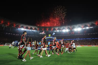 Jogadores do Flamengo entram em campo no Maracanã lotado