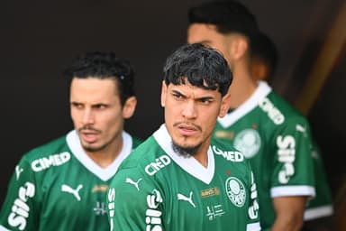 Gustavo Gómez lidera fila da entrada em campo e Raphael Veiga segue atrás antes de jogo do Palmeiras