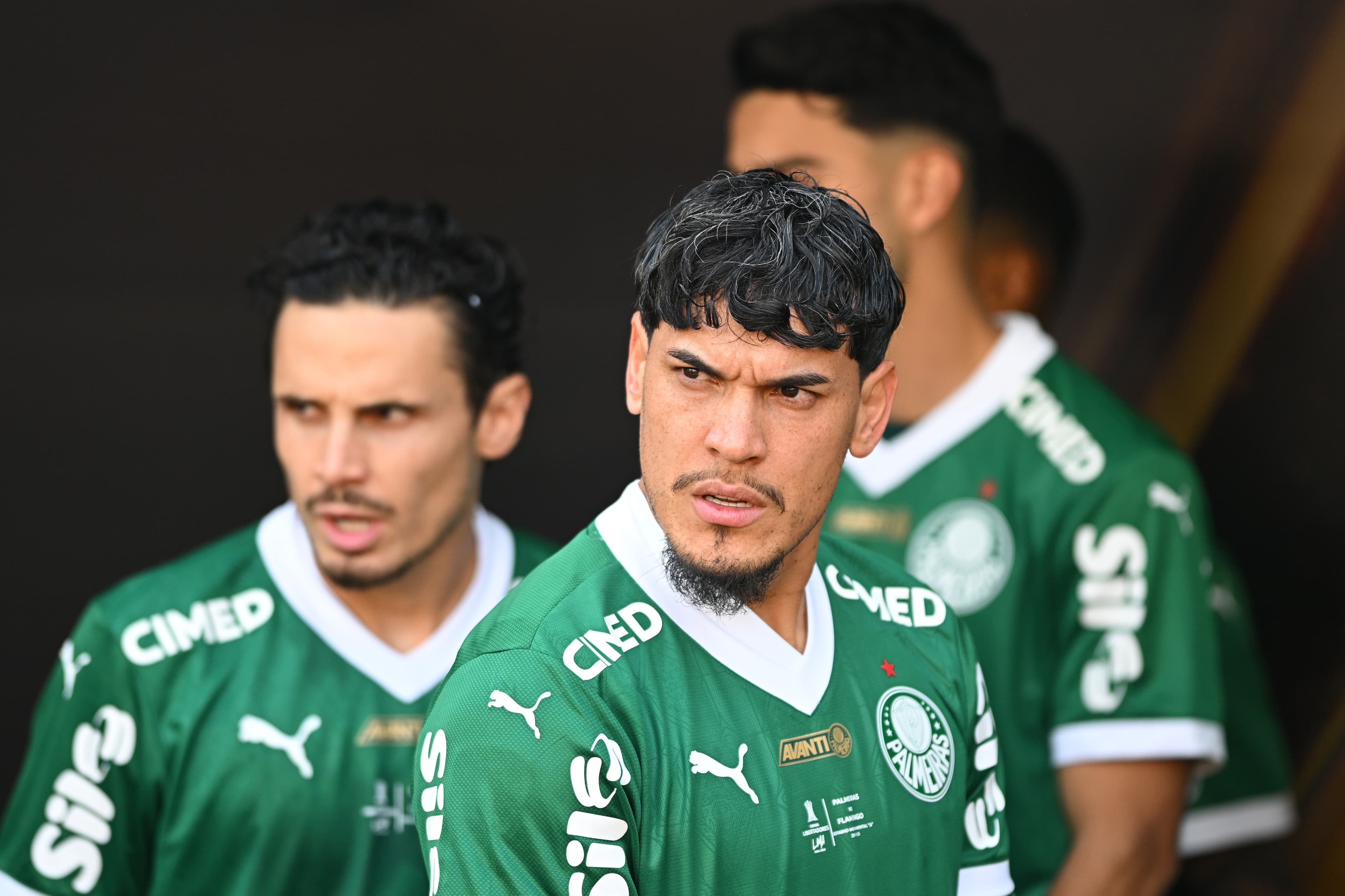Gustavo Gómez lidera fila da entrada em campo e Raphael Veiga segue atrás antes de jogo do Palmeiras