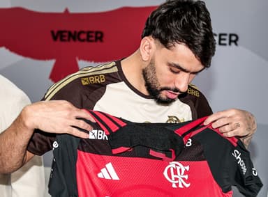 Paquetá olha para a camisa do Flamengo após assinar o contrato
